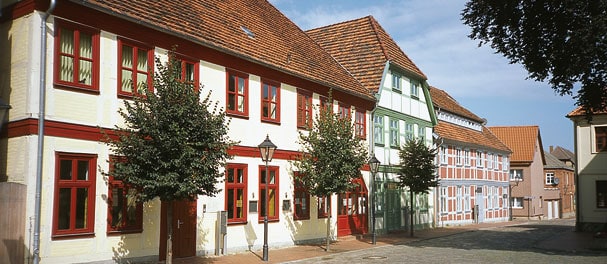 Zahlreiche Fachwerkhäuser bestimmen das Bild von Neustadt-Glewe. Zahlreiche Fachwerkhäuser bestimmen das Bild von Neustadt-Glewe.