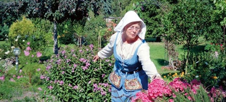 Im Himmelpforter Kräutergarten beraten die Gärtnerinnen, die oft Tracht tragen, die Besucher. Foto: Barbara Pietzschmann
