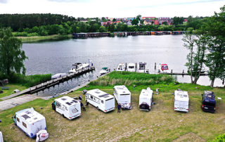 Es gibt viele Campingplätze am Wasser in der Mecklenburgischen Seenplatte und Brandenburg wie hier am Malchower See.