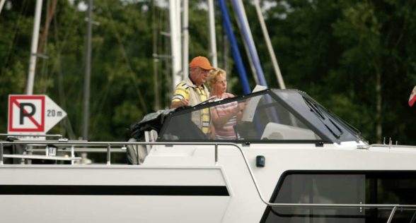 Zusammen wird auf dem Hausboot der Kurs bestimmt.