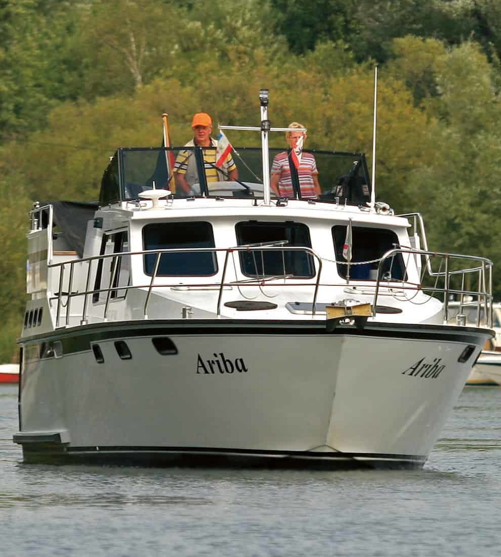 Auf unserer Tour mit dem Motorboot auf der Müritz läuft die „Ariba“ den Wassserwanderrastplatz in Plau am See an.