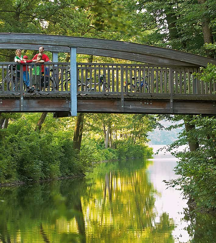 Die Brücke über den Werbellinkanal gibt Anlass zu einer kurzen Rast auf dem Radweg Berlin Usedom.Foto: Jürgen Rocholl