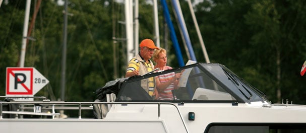 Zusammen wird auf dem Hausboot der Kurs bestimmt.