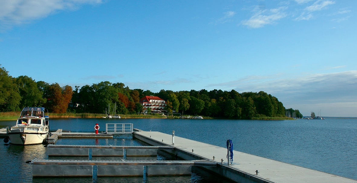 Der Röbeler Seglerverein besitzt eine eigene Marina, in der Gastlieger willkommen sind. Belohnt wird man unter anderem mit einem Blick vom Liegeplatz auf die Müritz.