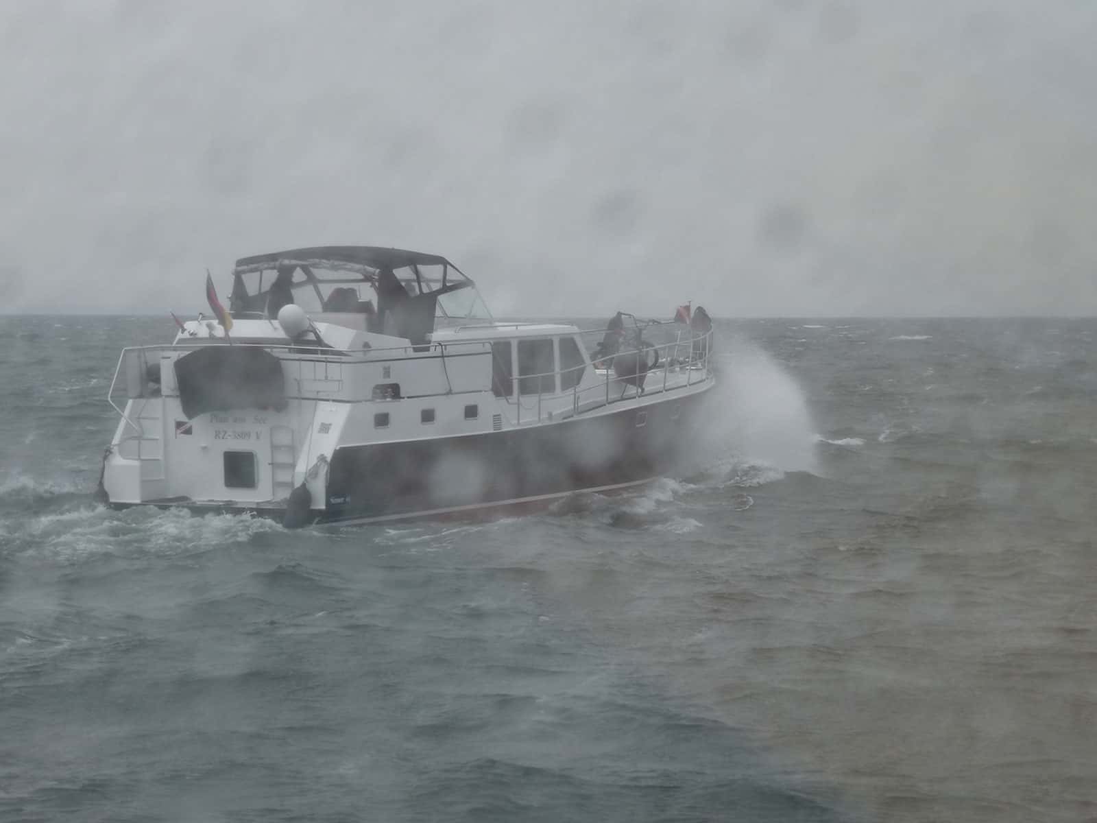 Bei undurchsichtigem Wetter auf der Müritz sollten alle Kinder an Bord eines Motorbootes Rettungswächsten Tragen. © Yachtcharter Schröder