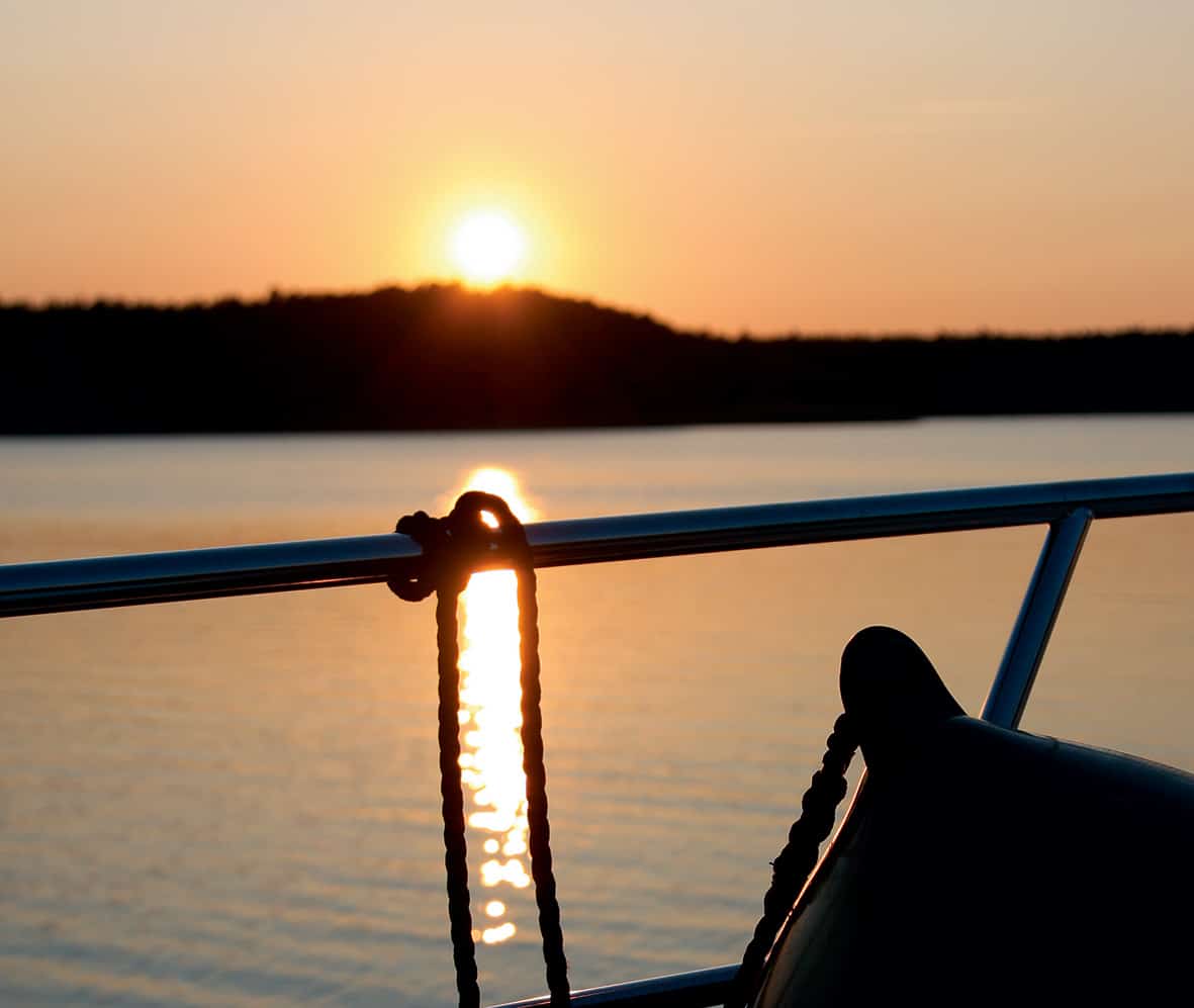 Sonnenuntergang an Bord eines gemieten Hausbootes in der Mecklenburgischen Kleinseenplatte.