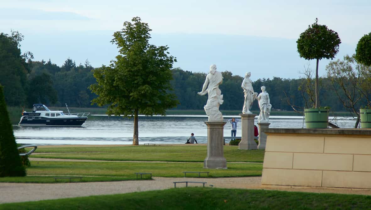 Der Schlosspark Rheinsberg ist in den Sommermonaten die Heimstätte der Kammeroper Schloss Rheinsberg und gut erreichbar vom Yachthafen Rheinsberg.