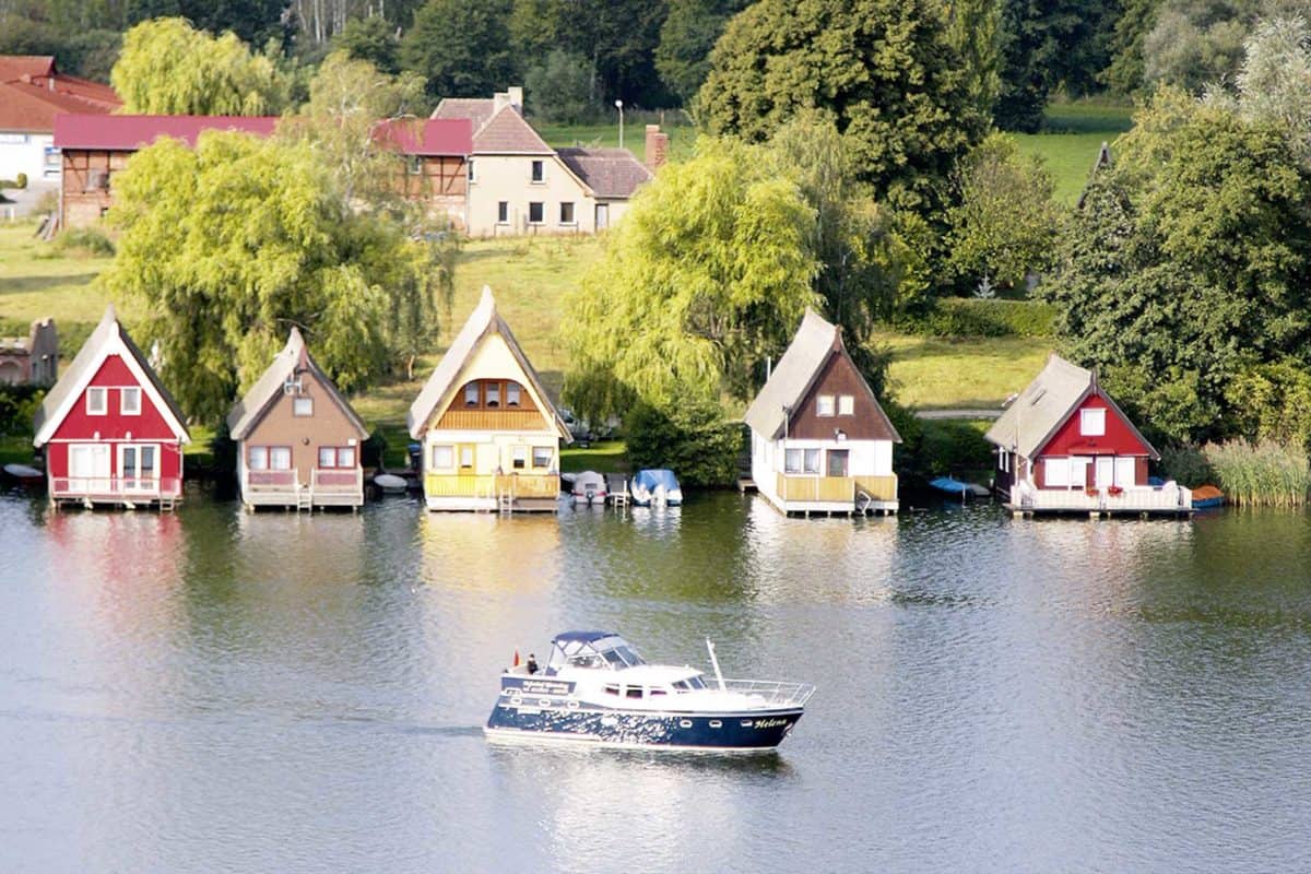 Hausboot mieten in der Mecklenburgischen Seenplatte vor den Bootshäusern in Mirow
