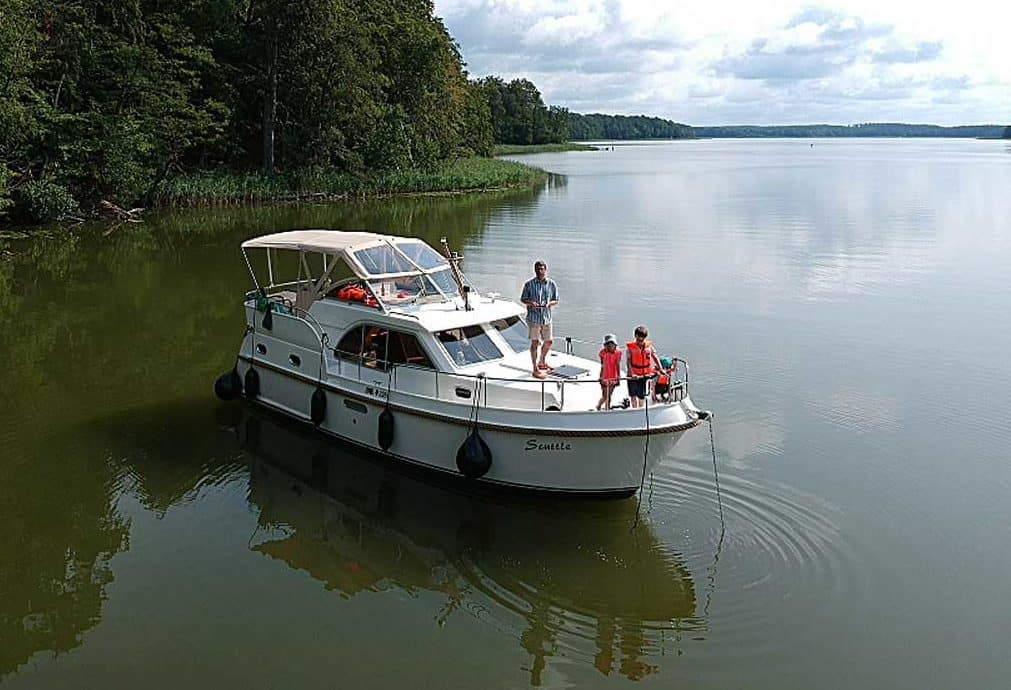 Mototboot ankert auf See in Mecklenburg-Vorpommern mitten in der unberührten Seenplatte