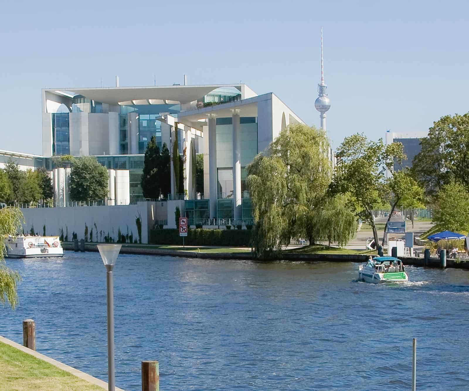 Die Spree vor dem Kanzleramt in Berlin. Sicherlich ein Highlight beim Hausboot mieten in Berlin © Magazin Seenland