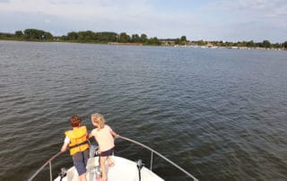 Kinder an bord eines Hausbooters