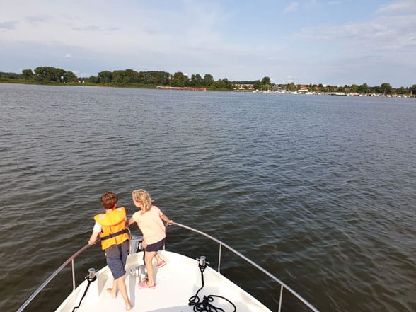 Kinder an bord eines Hausbooters