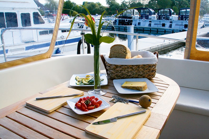 Yachthafen Priepert Hausboot Frühstückstisch
