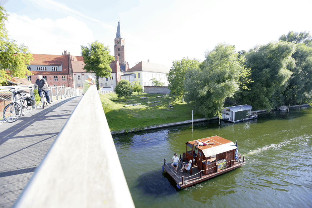 Junge Leute auf einem gemietetn Floß vor dem Dom in Brandenburg an der Havel