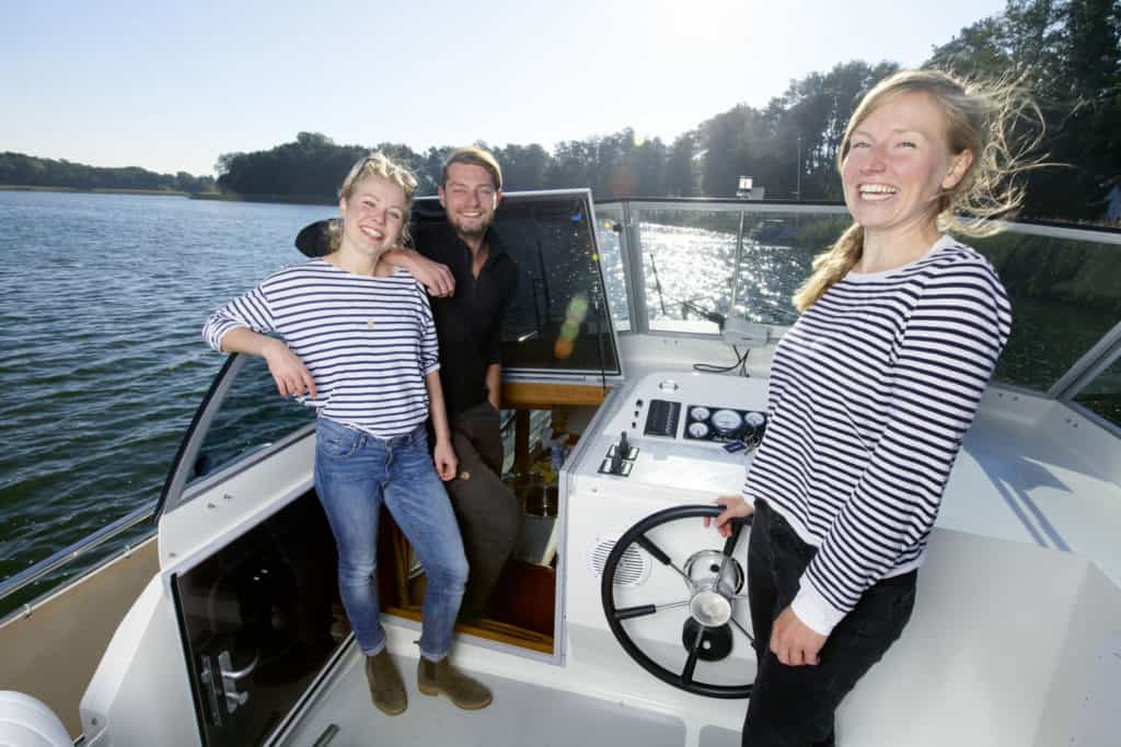 Freunde auf dem gemieten Boot im Seenland.