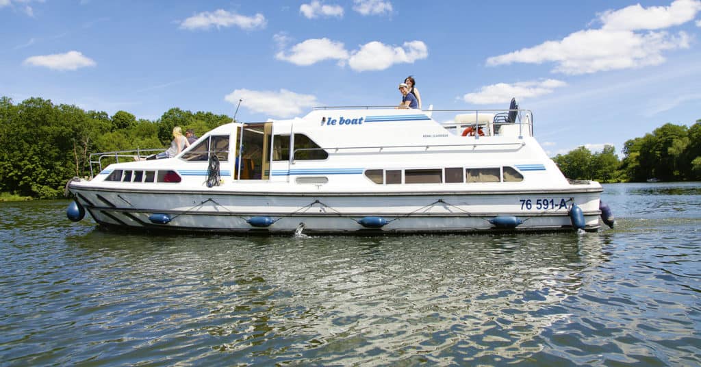 Ein führerscheinfreies Hausboot von Le Boat ankert in der Seenplatte.