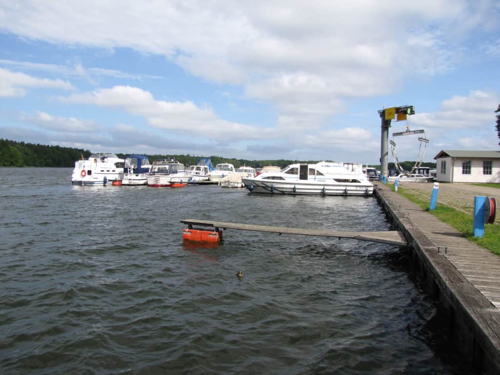 Yachthafen Rheinsberg, Anlegestelle für ein Hausboot in der Seenplatte.