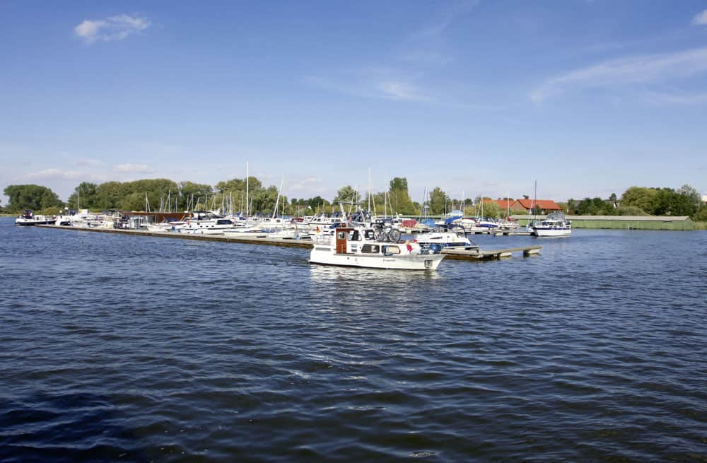 Steganlage mit Hausbooten des Yachthafen Rechlins an der Kleinen Müritz