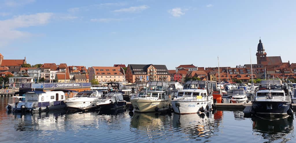 Ein Blick in den Hafen von Waren an der Müritz erklärt was ein Hausboot ist und was alles auf dem Wasser schwimmt.