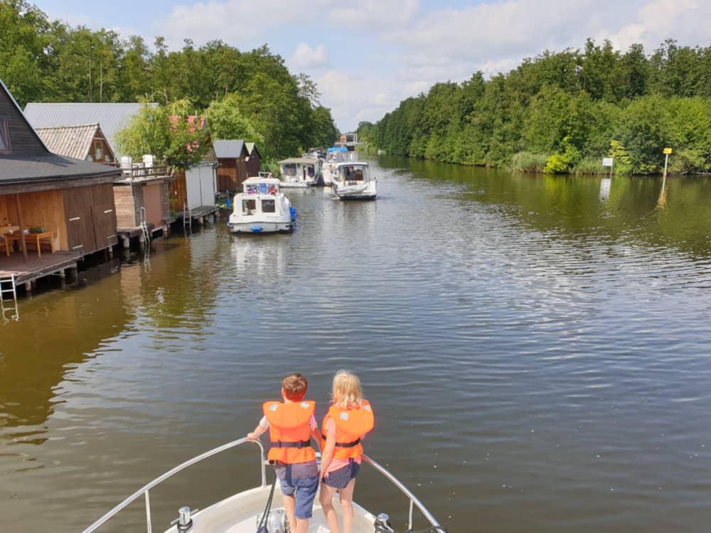 Urlaub in Deutschland auf einem Hausboot in der Seenplatte