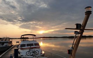 Sonnenuntergang an Bord eines gemieteten Hausbootes bei einem führerscheinfreiem Bootsurlaub Yachthafen in Rechlin an der kleinen Müritz