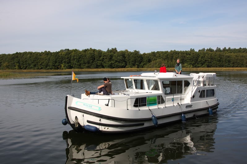 Hausboot Locaboat Kleinseenplatte Mueritz Wald Blauer Himmel See