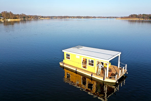 Hausboot auf einem See im Dahme-Seenland.