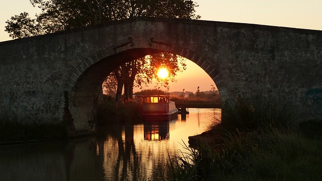 Wie hier am Canal du Midi ist Urlaub auf einem gemieteten Hausboot in ganz Europa möglich.