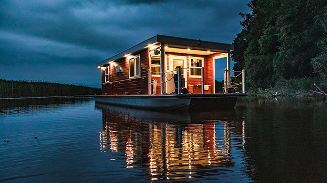 Romantische Abendstimmung auf dem Wasser – das Bunbo Hausboot bei Nacht.