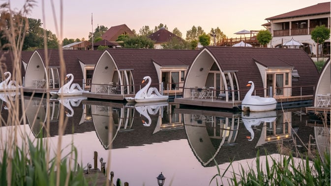Die schwimmenden Seehotels verbinden exklusiven Komfort mit einem einzigartigen Wohnerlebnis auf dem Mühlensee.